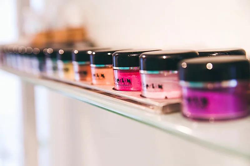 Pigmente und Puder im Regal des Studios