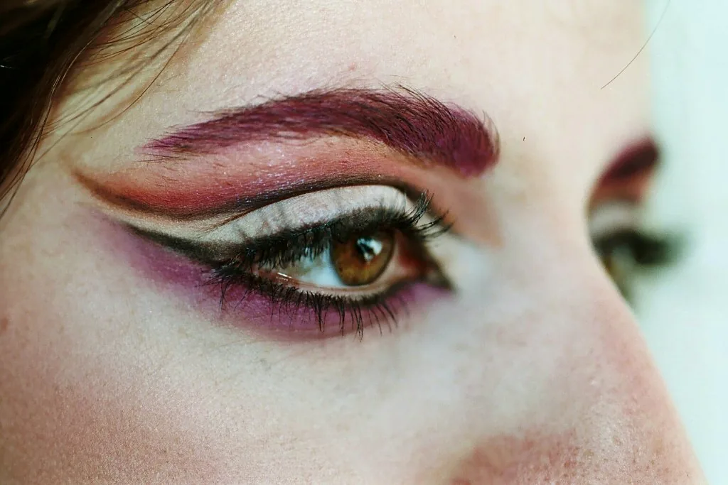 Ausdrucksstarkes Augen Make-up in Nahaufnahme
