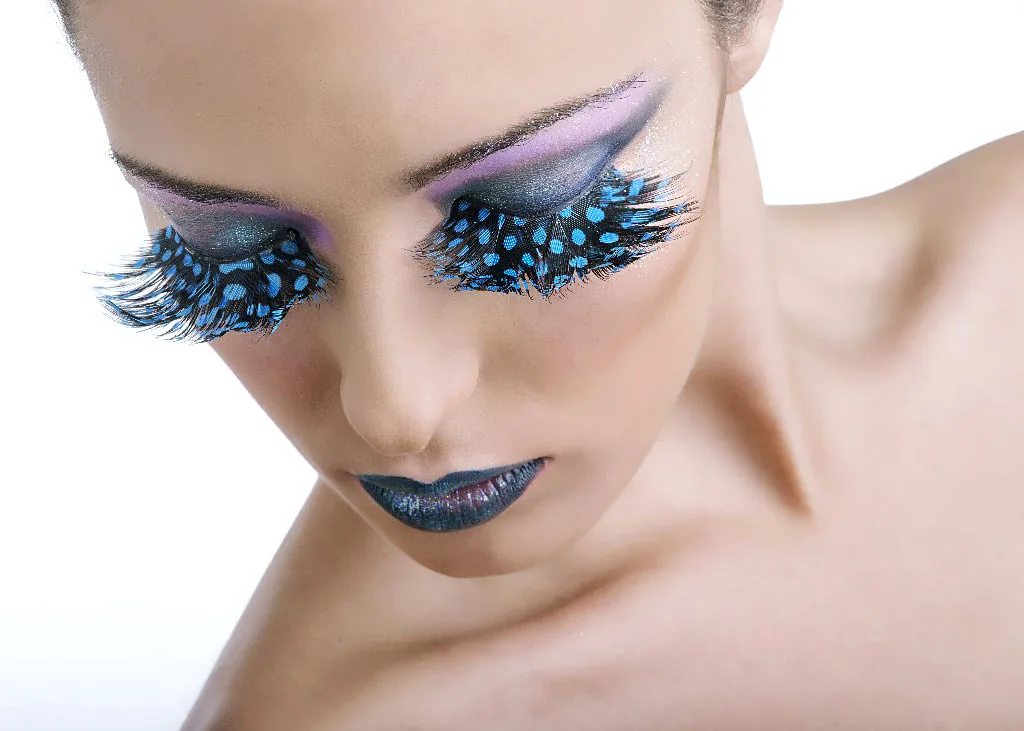Bühnen Make-up mit Federwimpern