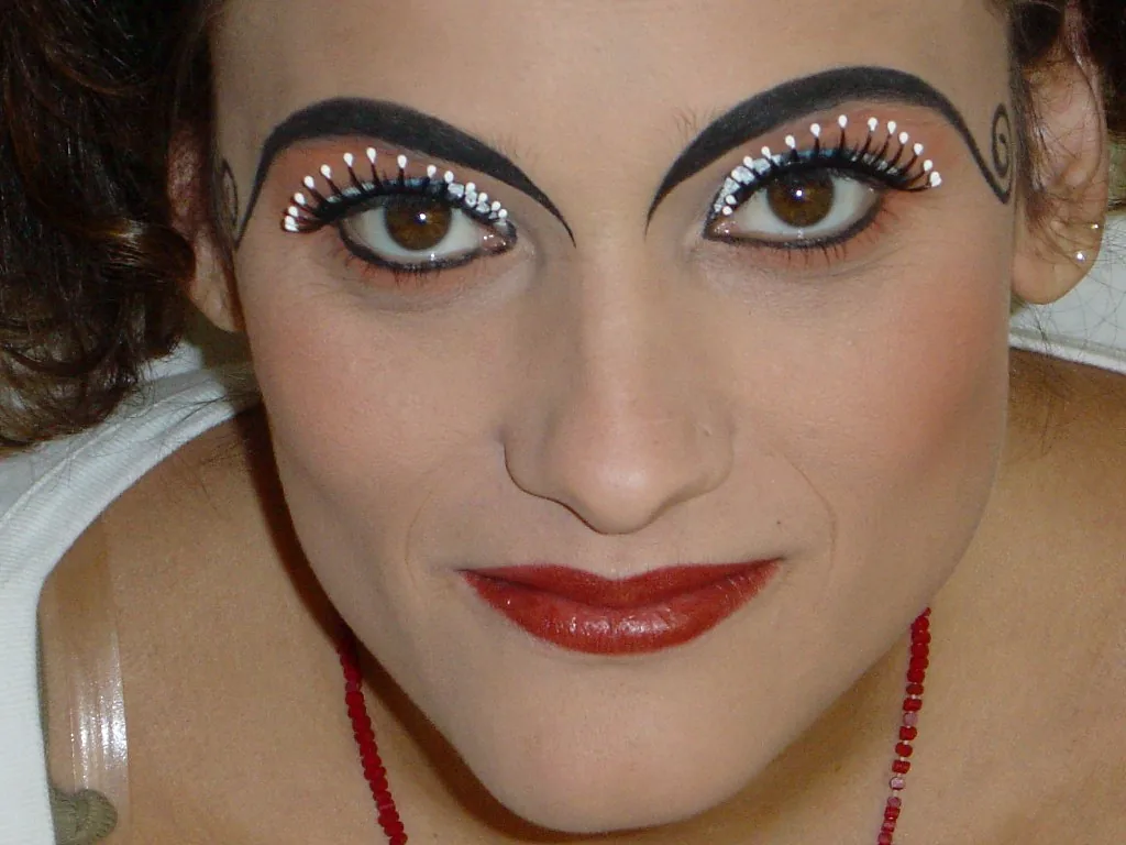 Make-up mit goldenen Akzenten
