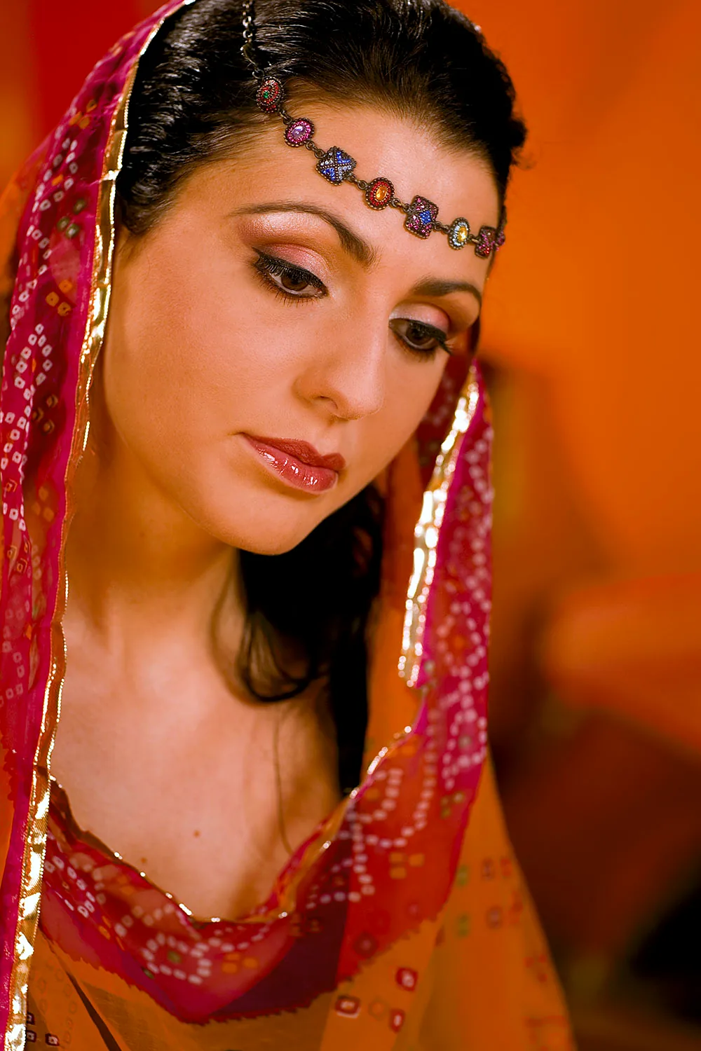 Make-up mit rotem Tuch und Stirnschmuck