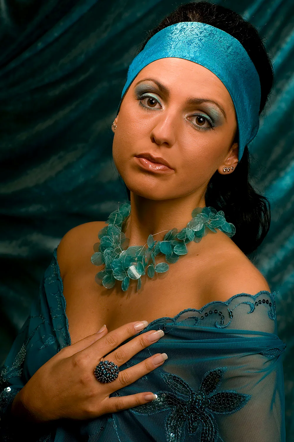 Make-up mit türkisem Kopftuch und Schmuck